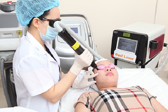 Điều trị mụn cóc bằng laser tại thẩm mỹ viện với sự hỗ trợ của máy móc hiện đại