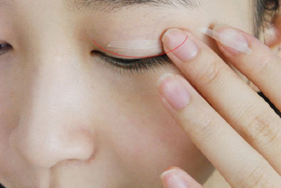 Hạn chế trang điểm mí mắt trước khi bấm mí nhằm tránh gây tổn thương vùng da mí