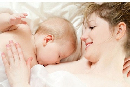 Không nâng ngực trong thời gian nuôi con bằng sữa mẹ