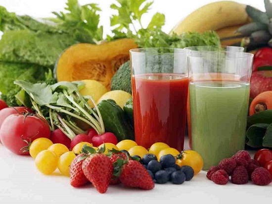 Ăn nhiều rau quả tươi bổ sung vitamin A và C giúp vết thương do cắt mí mắt lành lặn nhanh chóng