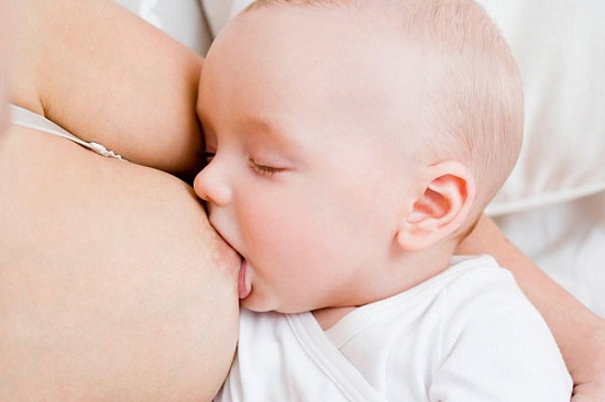 Quá trình sinh con và nuôi con bằng sữa mẹ khiến vòng ngực chảy xệ nhanh chóng
